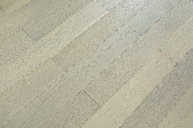 suelo de madera de color claro