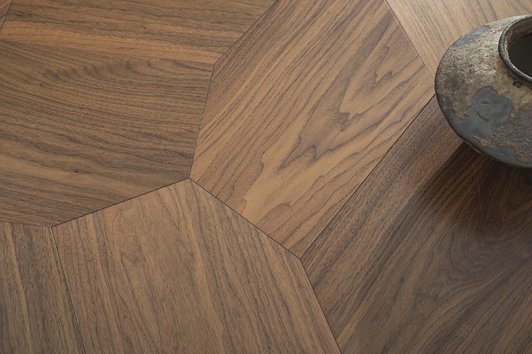 Non-Periodic Tiling with Five-Sided Forms